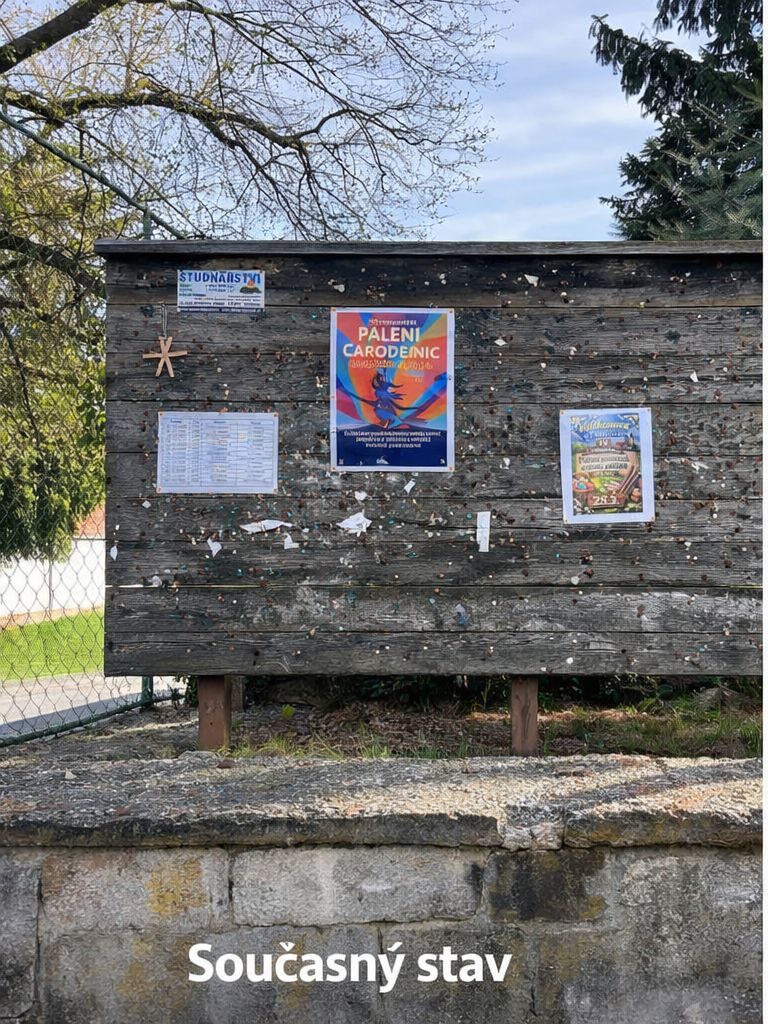 Nástěnka u zdi — současný stav